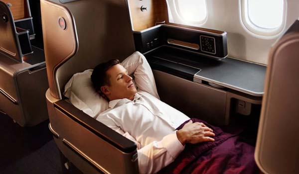 ビジネスクラスのフルフラットシート